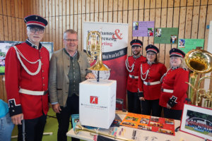 Foto vom Neubürgerempfang der Gemeinde Tuntenhausen mit Vertretern des Spielmanns- und Fanfarenzug und dem Bürgermeister.
