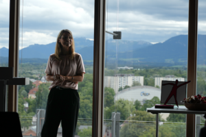 Alexa Dietz vor im Sparkassenhochhaus.