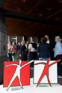 Die Logos der Sparkassenstiftungen Zukunft mit verschiedenen Menschen im Hintergrund.