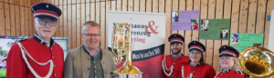 Vertreter des Spielmanns- und Fanfarenzug mit den neuen Instrumenten.