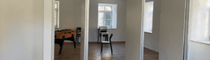 Raum im Haus Marini mit Stühlen und einen Kicker.