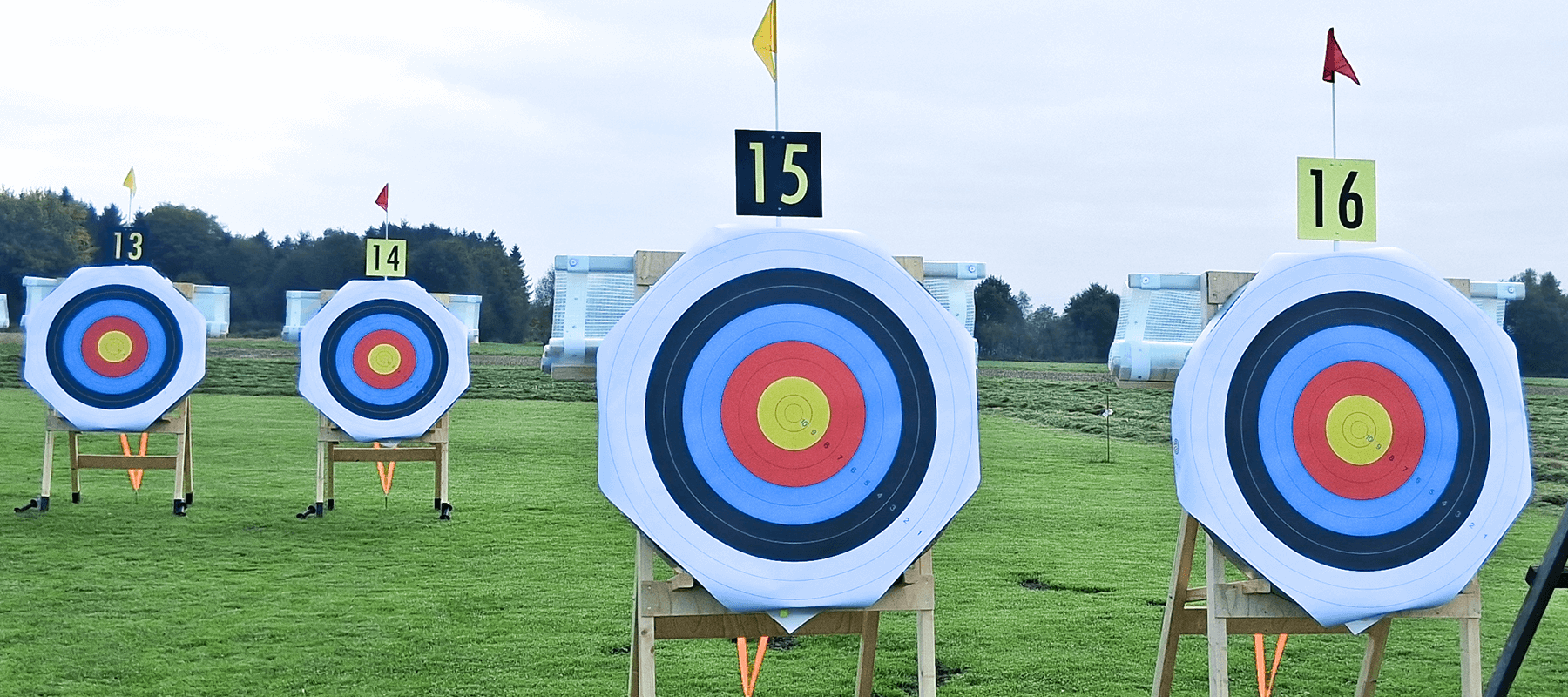 Vier Bogenschieß-Ziele auf einer Wiese.