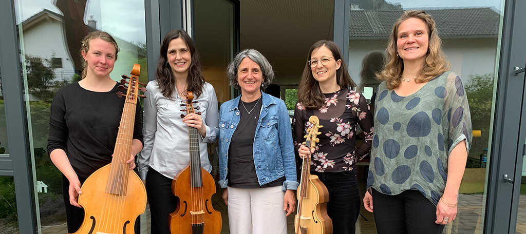 Andrea Janshen (mitte) mit den Musikern von Catacoustic.