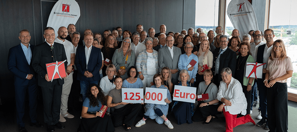Gruppenfoto der ausgelosten Einrichtungen gemeinsam mit Karl Göpfert, Alexa Dietz sowie Landrat Otto Lederer und Oberbürgermeister Andreas März.