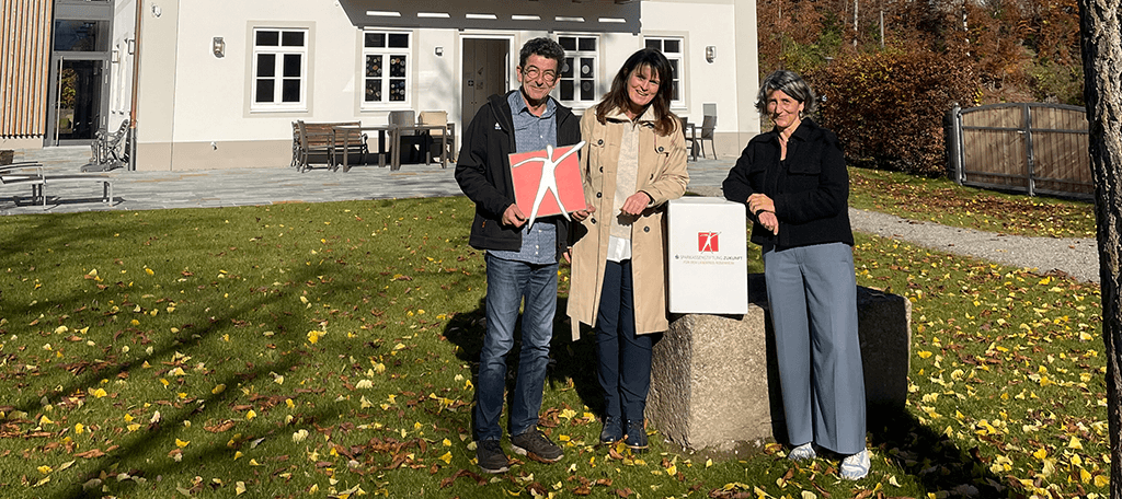 Doris Räder (mitte) und Andrea Janshen (rechts) vor dem Haus Marini mit einem Vertreter (links).