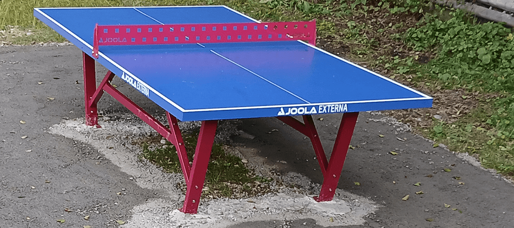 Eine neue Tischtennisplatte in den Farben Rot und Blau.