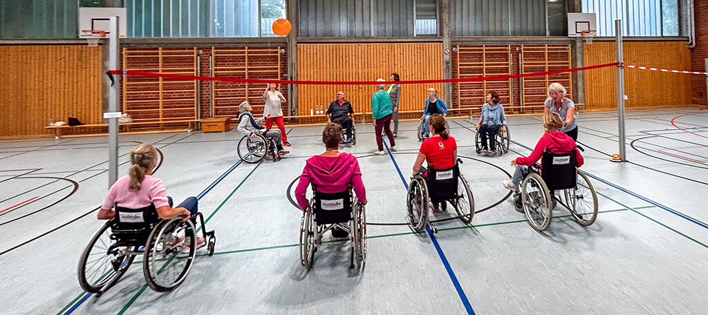 Teilnehmer des Kurses "Rollen statt Reden" üben Ballspielen aus dem Rollstuhl heraus.