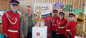 Vertreter des SFZ Beyharting stehen beisammen und freuen sich über die Förderung.