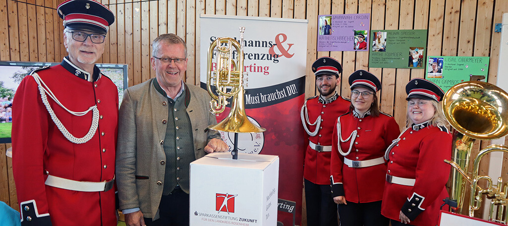 Vertreter des SFZ Beyharting stehen beisammen und freuen sich über die Förderung.