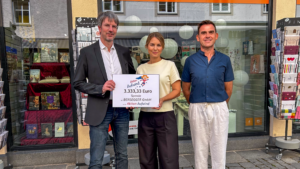 3 Personen stehen vor dem Büro Bensegger.